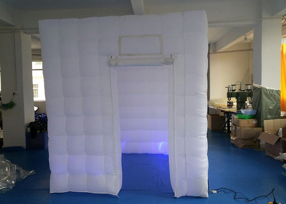 Porcellana Tenda gonfiabile del cubo di 2.2*2.2*2.3m di compleanno enorme della famiglia con la luce del LED fornitore