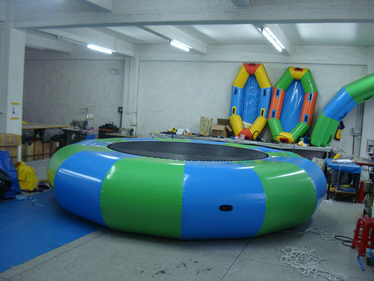 Porcellana Innaffi il galleggiamento di salto del parco dell'acqua del letto dei buttafuori gonfiabili gonfiabili del trampolino fornitore