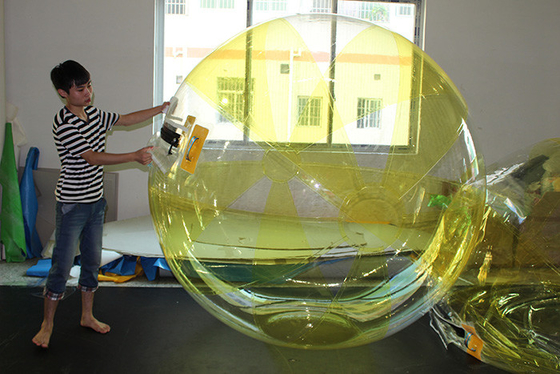Porcellana Sfera di controllo trasparente su misura dell'acqua, passeggiata gonfiabile gigante sulla palla dell'acqua fornitore